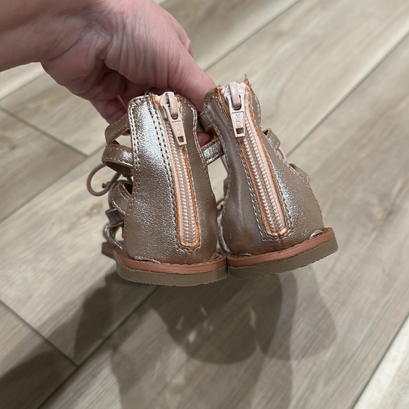 EUC Little Girls Size 2 The Children’s Place Rose Gold STAR Gladiator Sandals - Picture 4 of 9